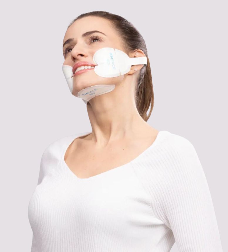 A woman patient undergoing Emface to reduce double chin.