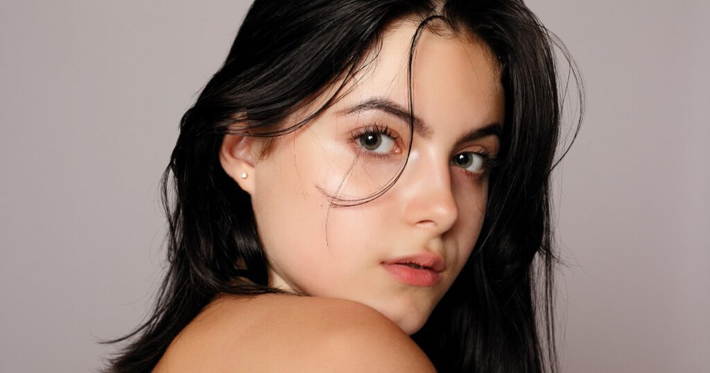 An image of a woman with a beautiful face.